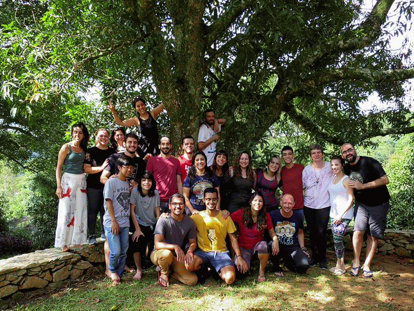 GIF com participantes da Imersão na Fazenda Furquilha em frente a uma árvore ao final do evento.