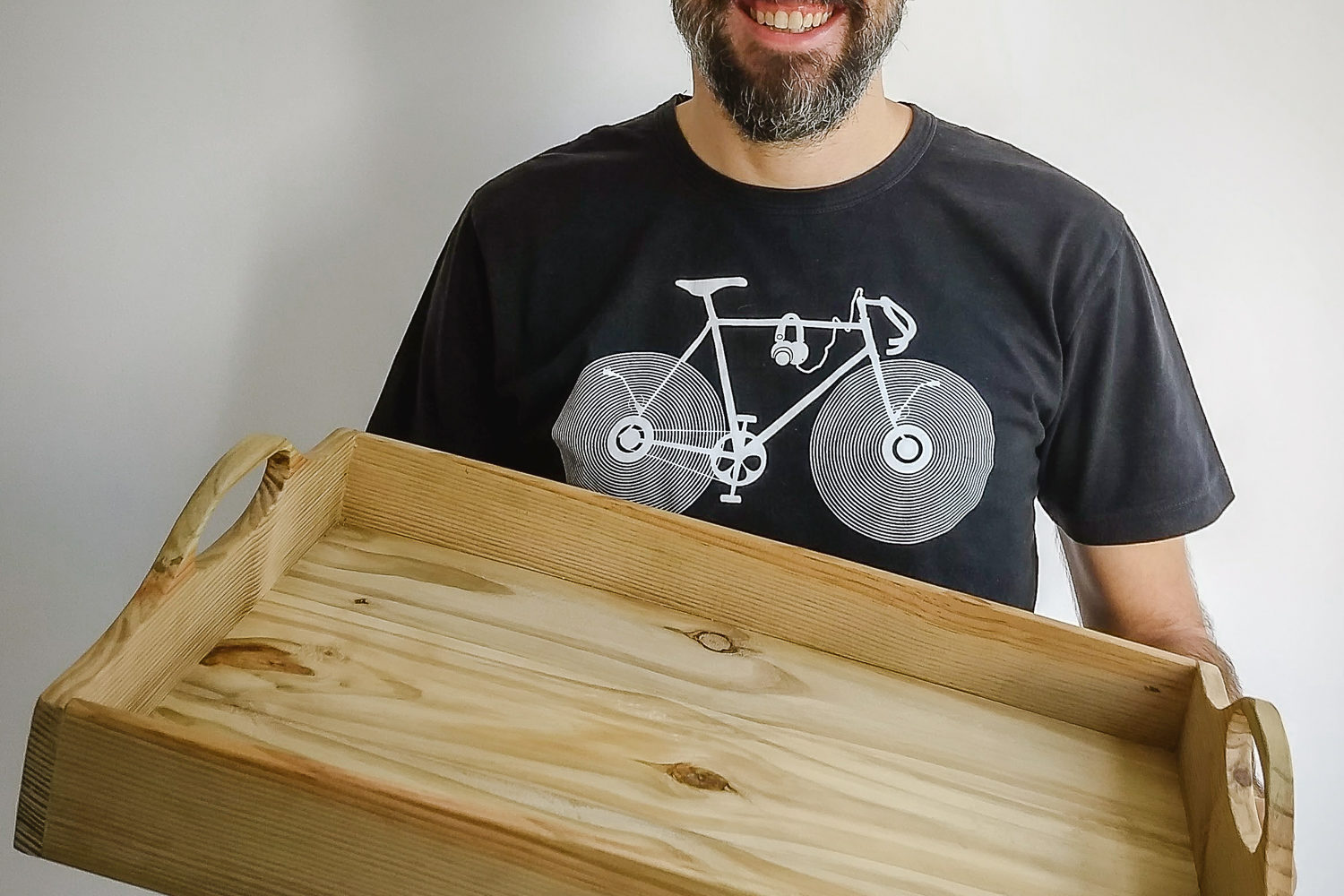 O artista e o produto final | Foto: Carol Boaventura