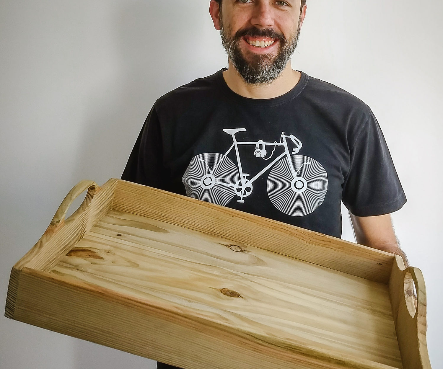 O artista e o produto final | Foto: Carol Boaventura